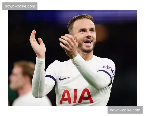 场边镜头：看到球队丢球，莱斯特城主帅掩面叹息