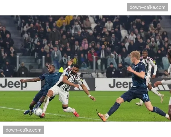 终场特写：尤文图斯中卫布雷默在哨响后与队友反复比划讨论防守站位