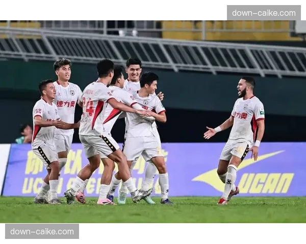 比赛结束后,两队球员在中场线列队握手致意 比赛结束后,两队球员在中场线列队握手致意